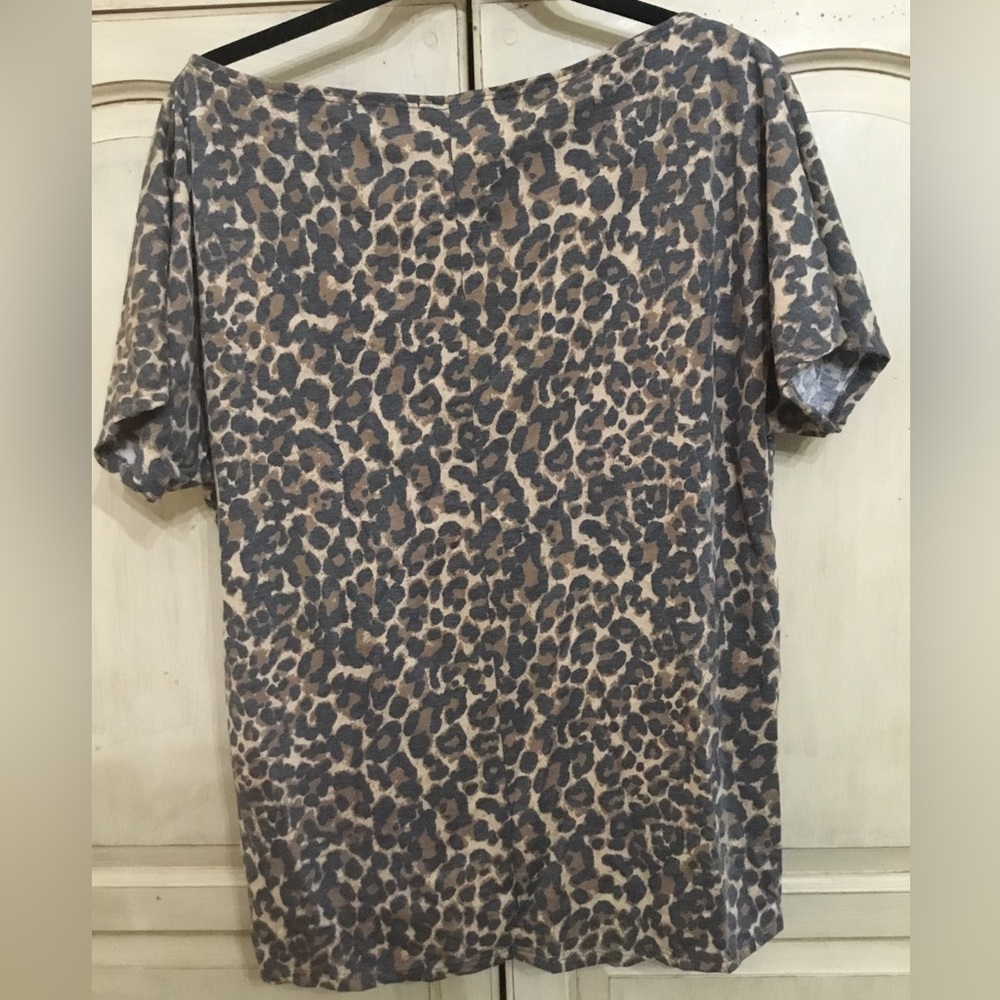 First Love Women’s Animal Print Tie Front Short Sleeve Top Size M EUC - Picture 2 of 6